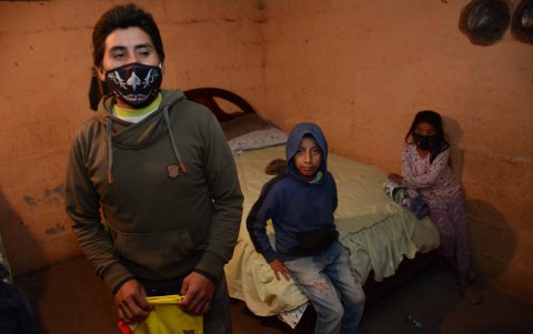 William Latacungo con parte de su familia en su domicilio en Carapungo.