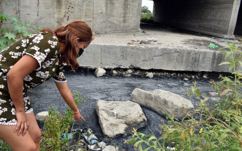 Obra. La base del puente es alta y eso evita que el agua del estero fluya.