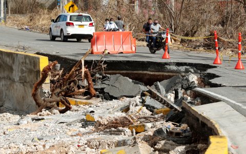 Vista de una de las calles dañadas por el paso del huracán sobre la isla hoy en San Andrés.