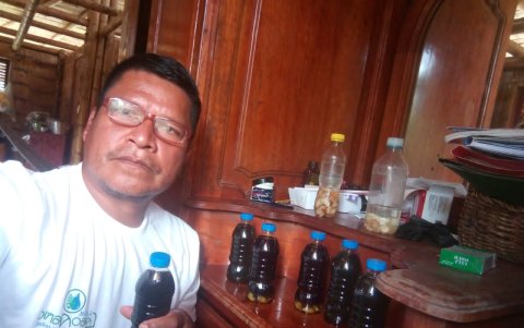 Brebajes. Silverio Criollo, maestro sanador conserva el producto en pequeñas botellas.