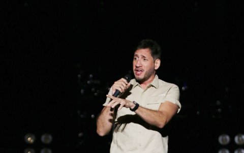 Tranzas interpretó Tres Notas, canción que grabó con ayuda de Douglas y Tranzas en 1991.