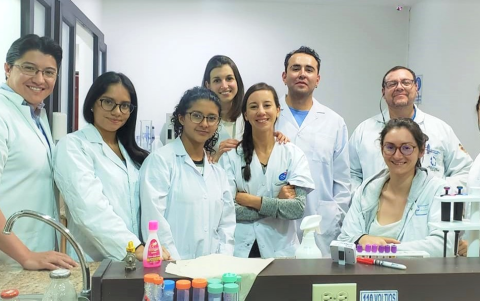 Andrés Caicedo, Francisco Cabrera, Ramiro Díaz, Verónica Castañeda, Emilia Morales, entre otros integrantes del equipo que desarrolla Dragon BioMed.