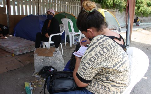 Los familiares de los pacientes con Covid pernoctan en carpas en las afueras del hospital Liborio Panchana.