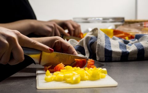 Antes de cortar cualquier alimento,  limpie bien cuchillo y tabla
