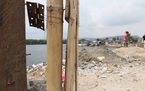 Escenario. Las orillas del estero Salado que habían sido recuperadas lucen invasiones nuevamente. Asentamientos asegura que hará redadas.