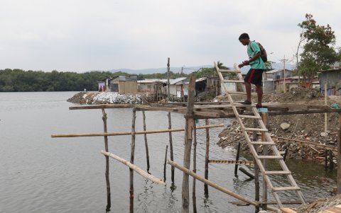 En el sitio, hay relleno para urbanizar, montañas de tierra, material de construcción y otros elementos, como covachas.
