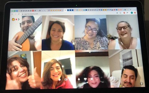 Fiesta Virtual. Katuska Troncoso (cuadro inferior izq.) con doctores de Guayaquil.