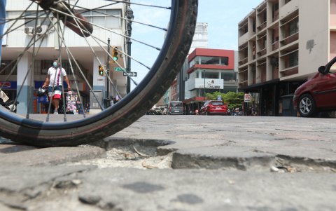Las bicicletas también se dañan al pasar por los huecos.