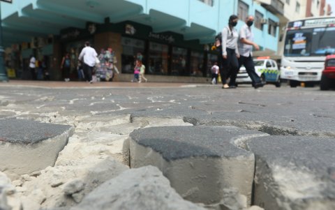 Daño. En el detalle, la intersección García Moreno y avenida Nueve de Octubre.