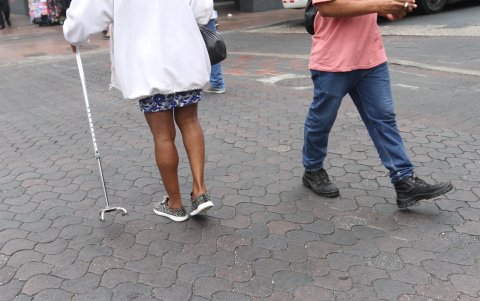 Una persona con discapacidad camina por la avenida Nueve de Octubre.