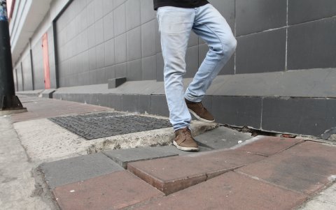 Adoquines dañados en la avenida José María Egas, frente a la iglesia de la Alborada.