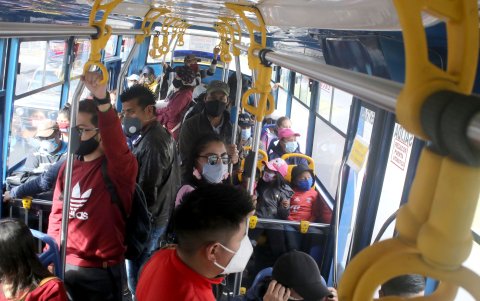 Usuarios se quejan del incumplimiento del aforo en buses urbanos y transporte masivo de la ciudad, sobre todo a las horas pico, entre las 07:00 y las 09:00 y las 17:00 y las 19:00.