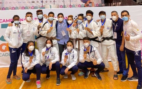 Parte de los equipos Junior y Cadetes de la Tri que se colgaron metales en el torneo disputado por cuatro días en Guadalajara.