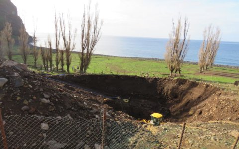 Excavación con maquinaria pesada al interior del Parque Nacional.