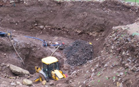 Trabajos con retroexcavadora al interior del Parque Nacional.