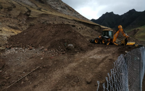Trabajos con retroexcavadora al interior del Parque Nacional.
