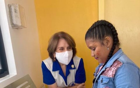 El comité de damas mantiene una campaña para que más niños reciben instrumentos.