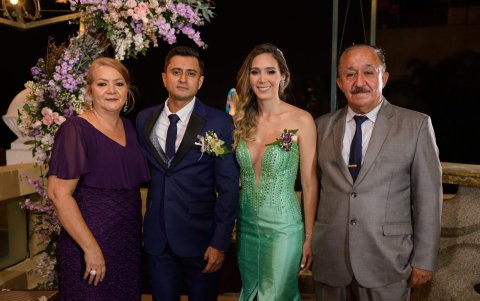 Con sus padres, Brisa Delgado y Francisco Torres y su esposo.