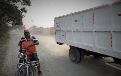 Los conductores de motocicletas son uno de los afectados. El polvo les afecta de forma directa.