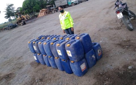 Evidencia. El combustible fue hallado en un  terreno utilizado como garaje.