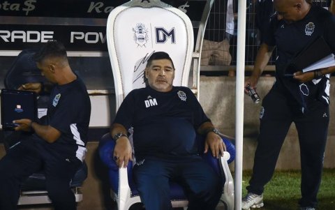 Maradona en el último partido que dirigió a Esgrima La Plata.