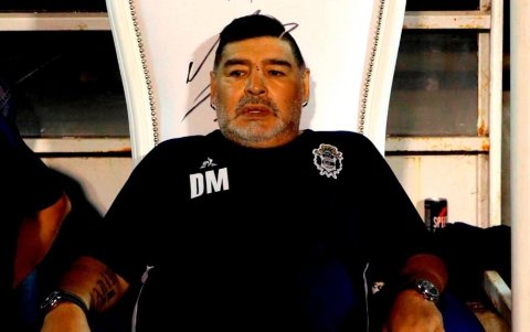 Diego Maradona en el banquillo de Gimnasia y Esgrima, club del que era entrenador