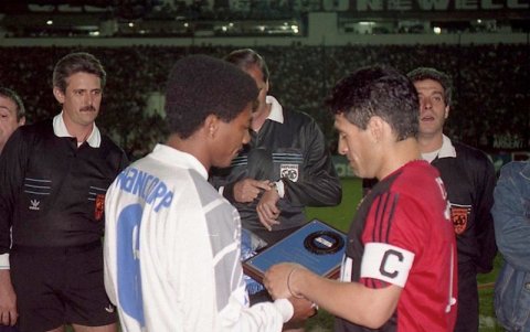 Luis Capurro (i) y Diego Maradona, los capitanes de aquel histórico partido.