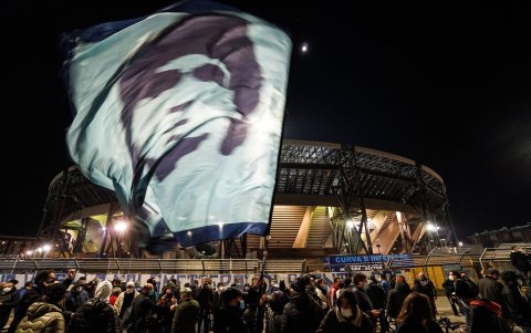 En el estadio San Paolo de Nápoli, un gran número de hinchas se reunió para rendir homenaje a su ídolo.