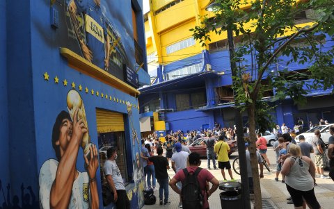 Afuera del estadio La Bombonera, los hinchas argentinos recordaron a Diego.