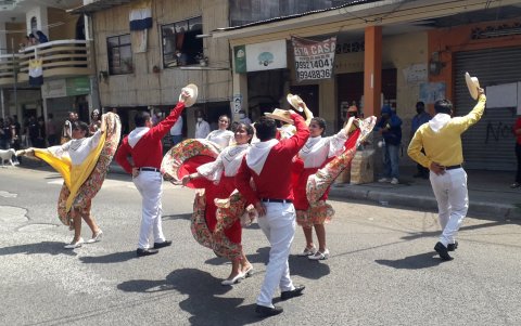 Para los habitantes no fue buena idea que los participantes, en su mayoría, bailen o marchen sin mascarilla.