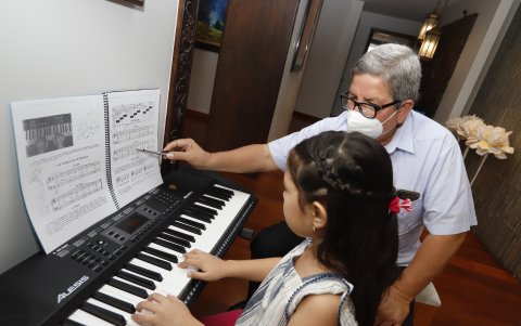 Pianista Juan Jiménez, en una clase con su estudiante Sofía Servigón, en la urbanización Guayaquil Tenis Club.
