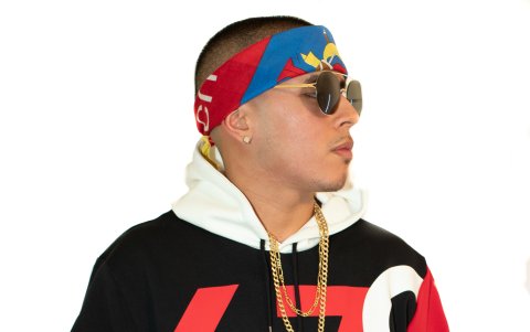 Tiene 33 años y su fuerte es la música urbana.