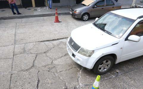 Así permanece el asfalto en la calle 12 A.