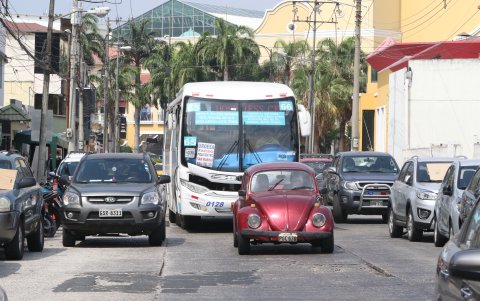 Los vecinos también lamentan que en el sitio no haya el suficiente espacio para circular.