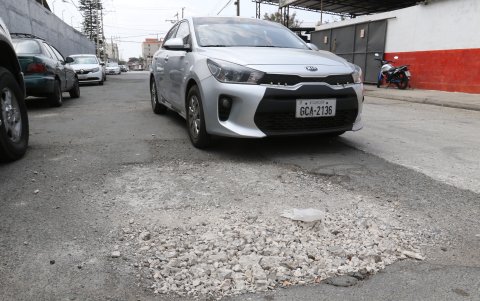 Otros entornos. En la calle Francisco Rodríguez, cerca de la intersección con la Alberto Borges, los huecos han sido tapados por los residentes y trabajadores del lugar.