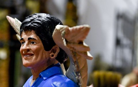 Una de las estatuas terminadas de Diego Maradona y que irá directo a los pesebres en Nápoles