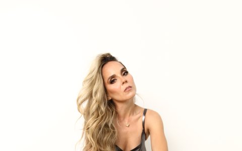 Admira a la mujer ecuatoriana, de la que dice sabe cómo sacar una enseñanza de los capítulos negativos.