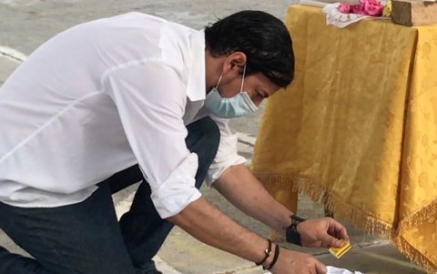 Falco juntó las cartas y las colocó en una olla para iniciar el ritual del fuego.