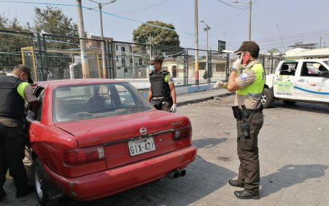 Uno de los carros en que escaparon los delincuentes que asaltaron un banco en el Mall de Sur.