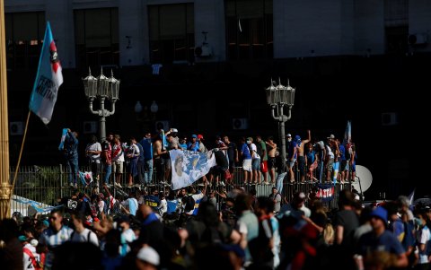 Miles de aficionados llegaron para despedir a Maradona, pero también se olvidaron de las medidas de bioseguridad.