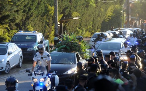 Maradona llegó a su última morada en horas de la tarde, tras superar algunos inconvenientes