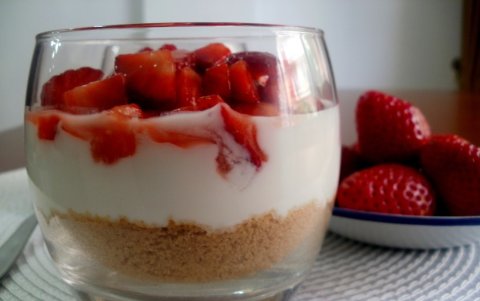 Yogur con galletas y frutilla