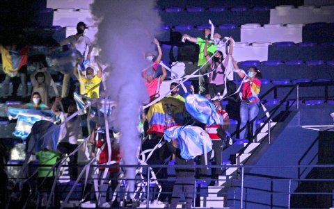 Al igual que en los viejos tiempos, las barras hicieron sentir su presencia en el coliseo Voltaire Paladines.