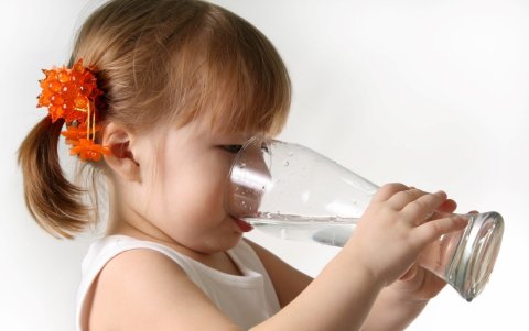 La cantidad de agua a beber va a depender de la estatura, actividad física del niño.