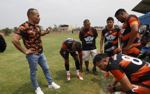 Gregory González (d) junto a sus compañeros luciendo el brazalete de capitán, en el descanso del compromiso ante CTE.