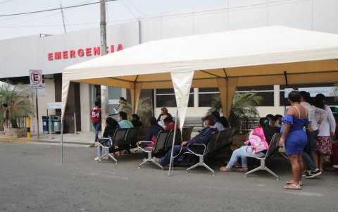 Panorama. Fuera de la emergencia se ha instalado una carpa.