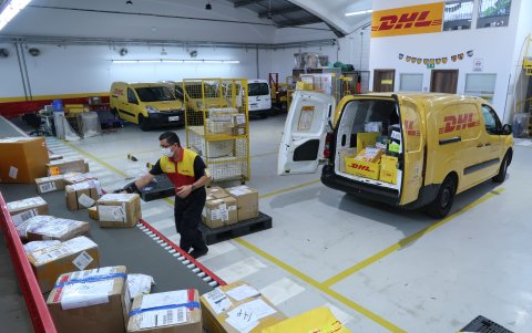 DHL prevé un 40 % más de envíos durante la temporada navideña. Hace poco lanzó al mercado una app que amplía la oportunidad de compra.