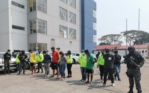 Nueve hombres y una mujer fueron detenidos por el secuestro de Heriberto Glas, en tres allanamientos ejecutados en Guayaquil.