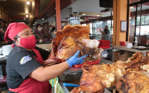 La venta de hornado es tradicional en Rumiñahui.