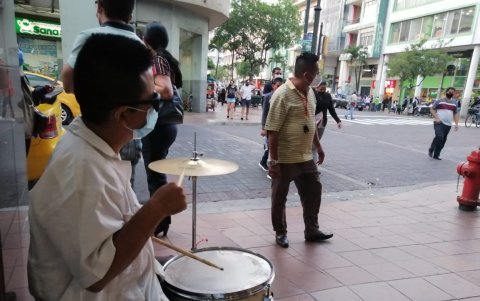 Pasión. José Llugsa es no vidente y toca la batería en la esquina de 9 de Octubre y García Avilés.